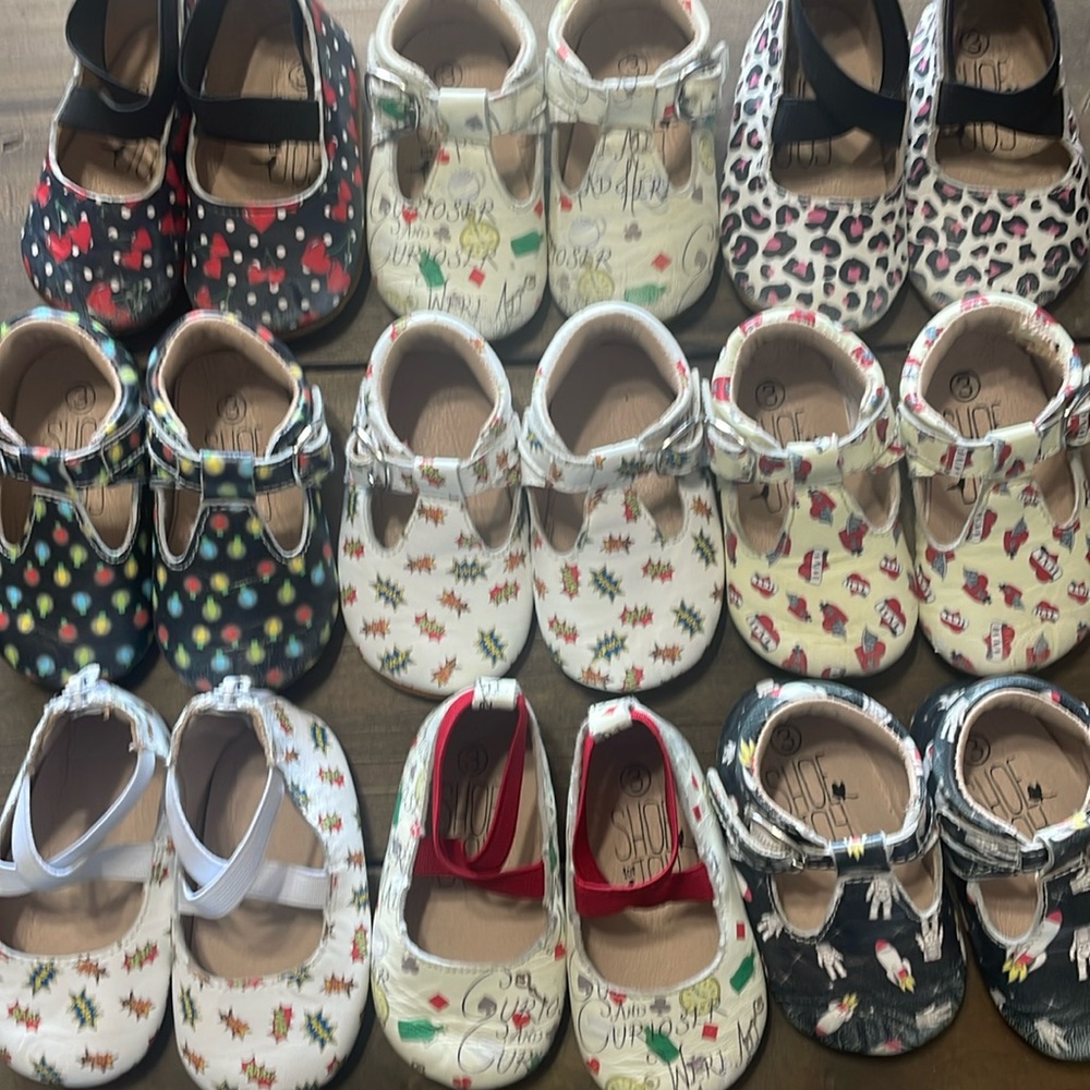 9 pairs of new/used leather shoes like monkey feet.
Size 3